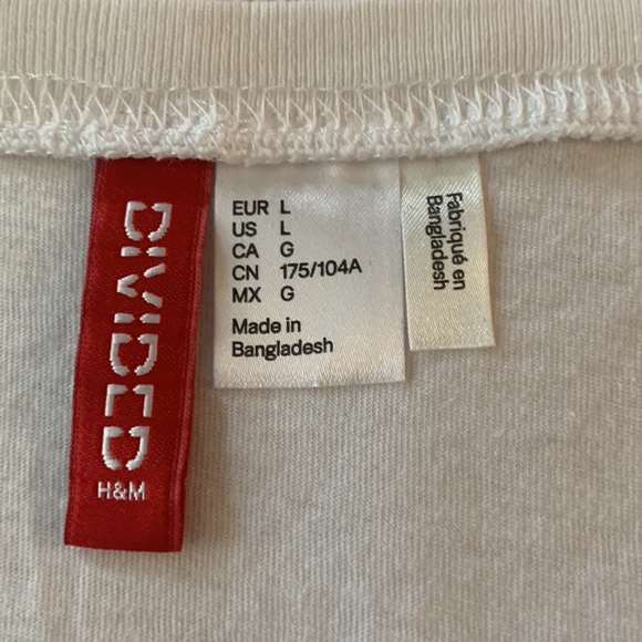 3 for $20 bundle H&M Divided whit Tshirt with black rose pattern lightly worn - Picture 3 of 4